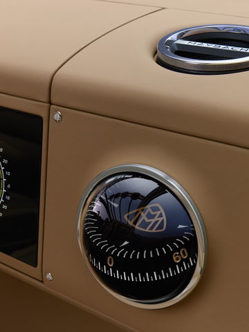 Detalle del emblema Maybach en el elegante interior de un vehículo de lujo.