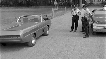 Concepto Dodge Deora, precursor Hot Wheels, innovador en diseño y funcionalidad.