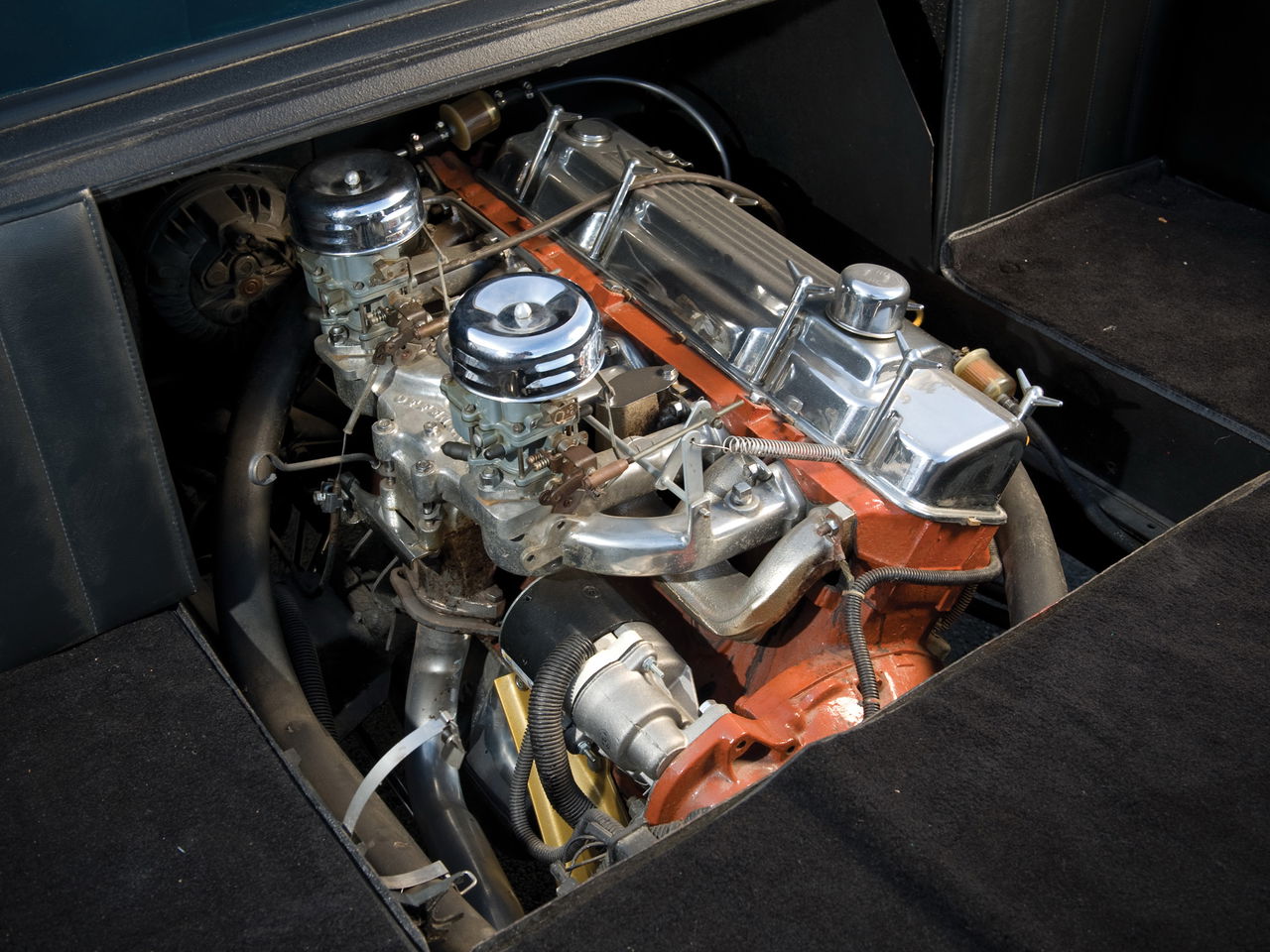 Detalle del propulsor que subyace en la Dodge Deora, pieza icónica del automovilismo.