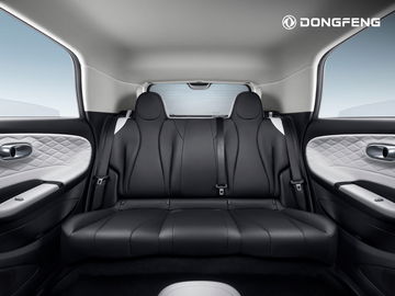 Espaciosa cabina Dongfeng Box 2024 con asientos de diseño ergonómico.