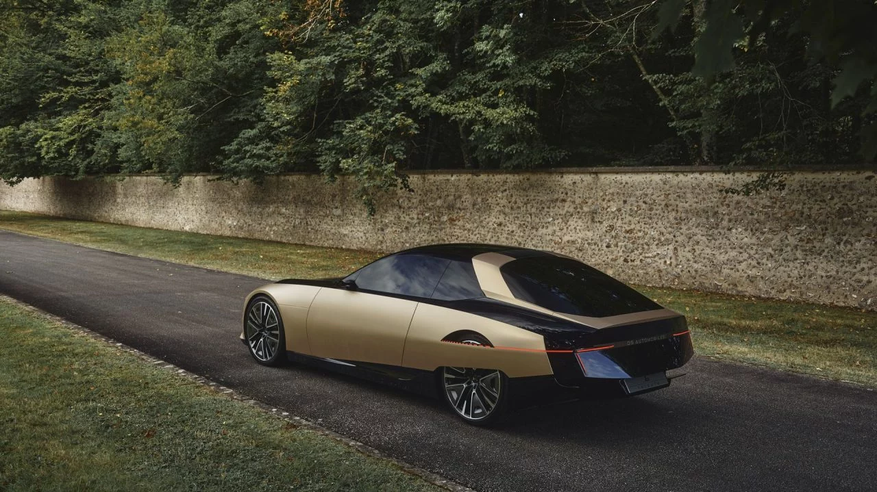 Nueva interpretación del Citroën SM en una escultura rodante futurista.