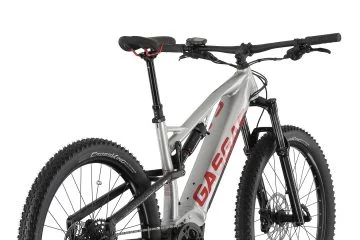 La ebike Gas Gas muestra su perfil lateral destacando su diseño y el motor Yamaha.