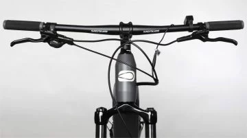 Ebike MTB con estética SUV robusta y doble suspensión, ideal para aventuras otoñales.