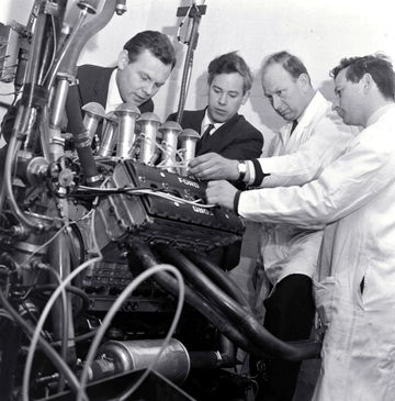 Equipo técnico inspeccionando el legendario motor Cosworth DFV.