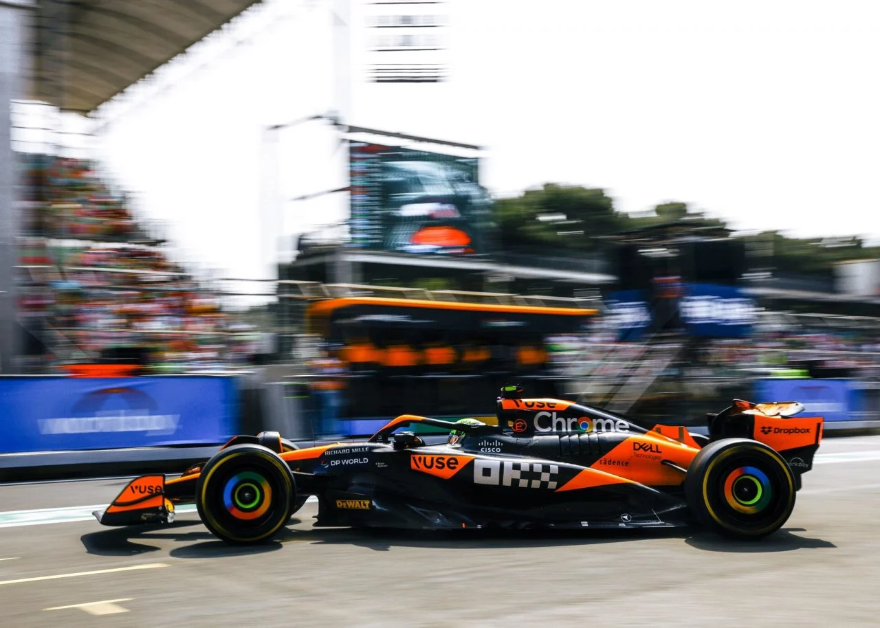 Un monoplaza de F1 domina en el circuito de Bakú durante los FP2.