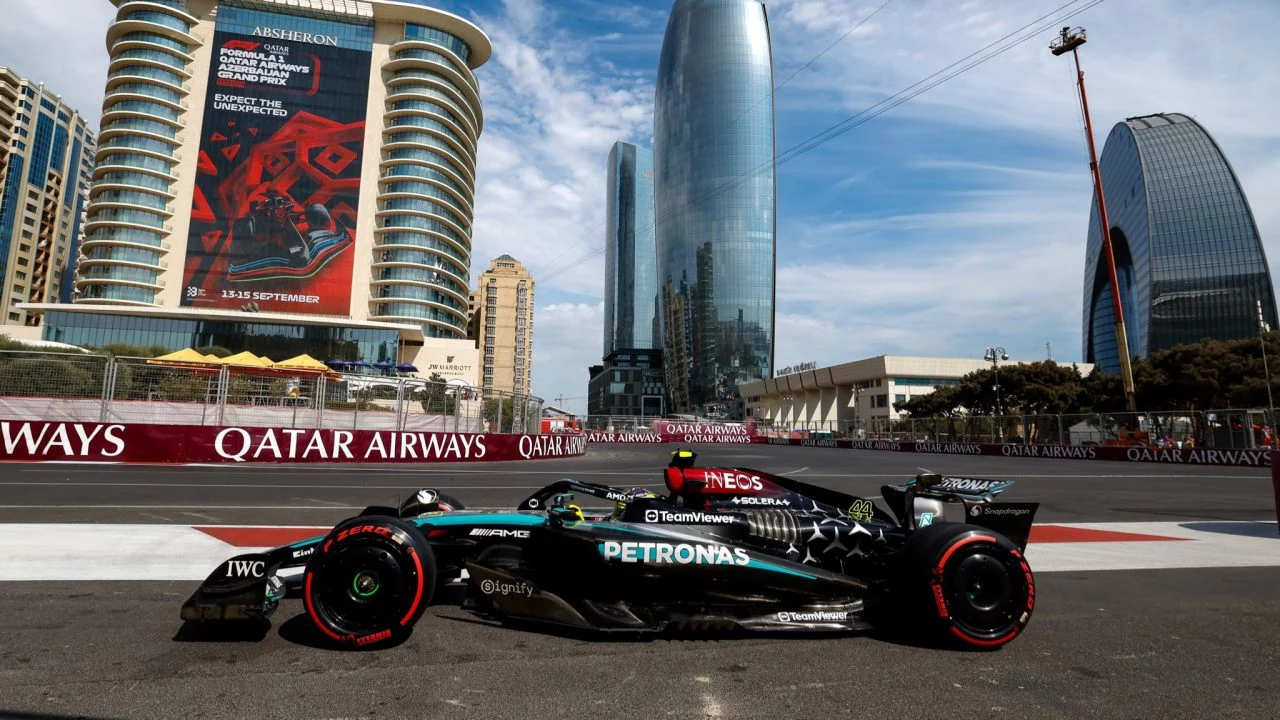 Monoplaza de F1 dominando en el circuito urbano de Bakú.