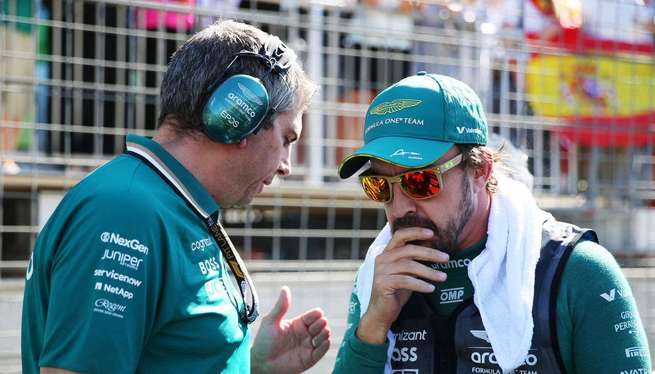 Fernando Alonso conversando con un ingeniero de Aston Martin en el GP de Azerbaiyán.