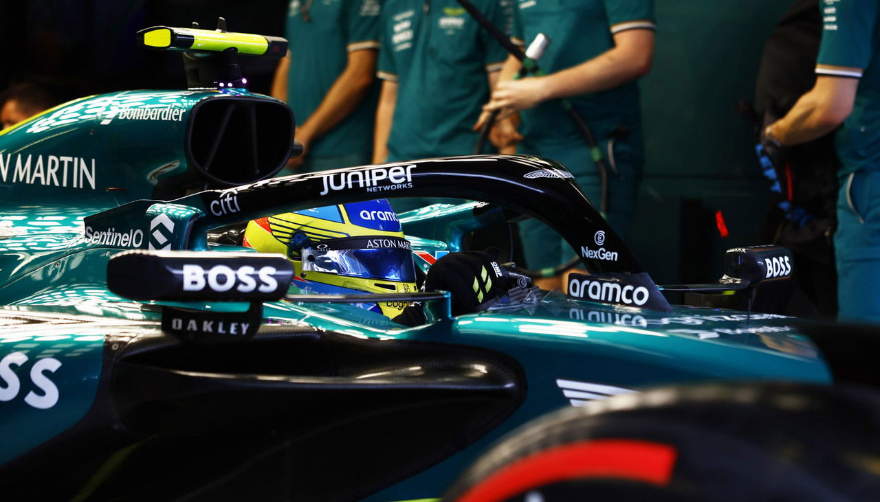 Fernando Alonso en el cockpit de su Aston Martin en Bakú