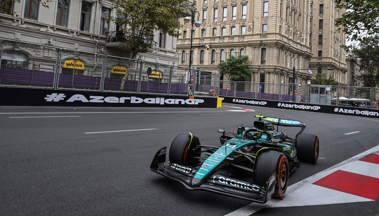 Fernando Alonso al volante de su Aston Martin durante el GP de Azerbaiyán 2024