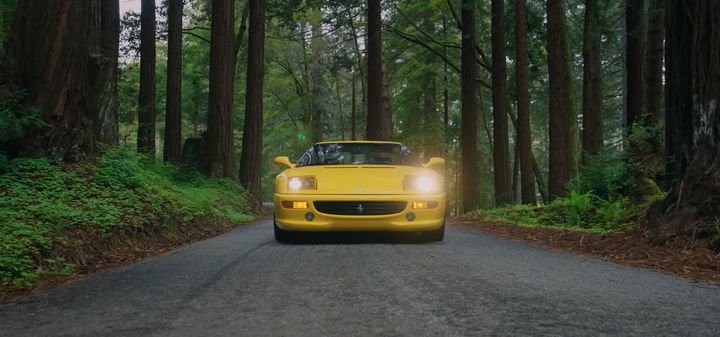 Vista frontal del emblemático Ferrari F355 en su hábitat natural