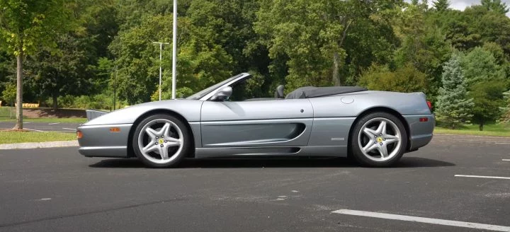 El Ferrari F355 Spider deslumbra con su línea lateral y el rugido de su motor V8.