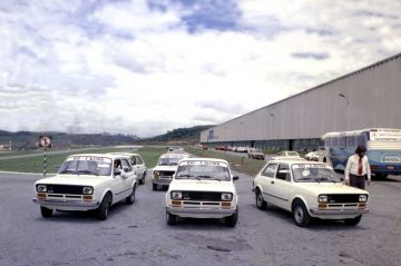 Fiat 147 en línea, hito de diseño compacto y eficiencia.