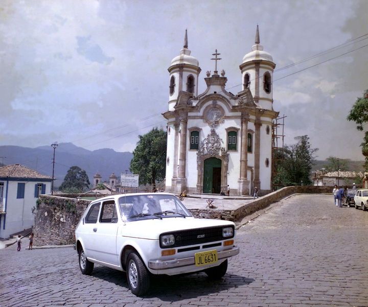 Clásico Fiat 147 de 1979, vista delantera y lateral en un entorno urbano