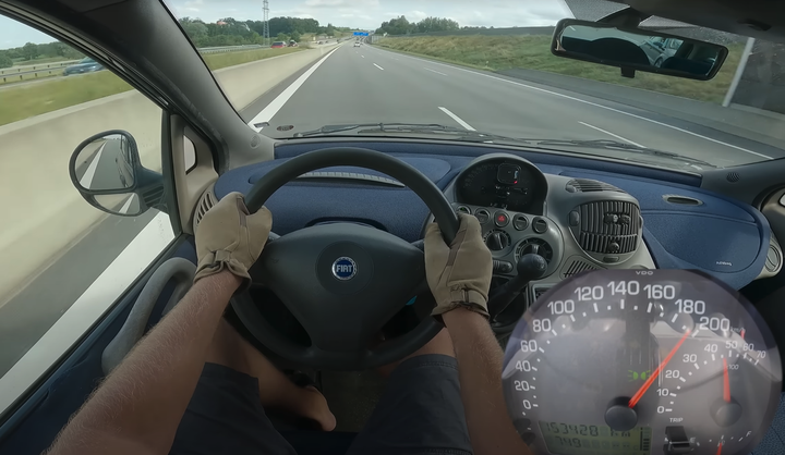 Fiat Multipla alcanzando velocidades próximas a 200 km/h en la Autobahn