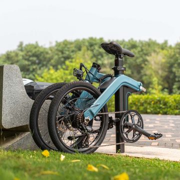 Bicicleta eléctrica plegable Fiido D11 aparcada al aire libre.