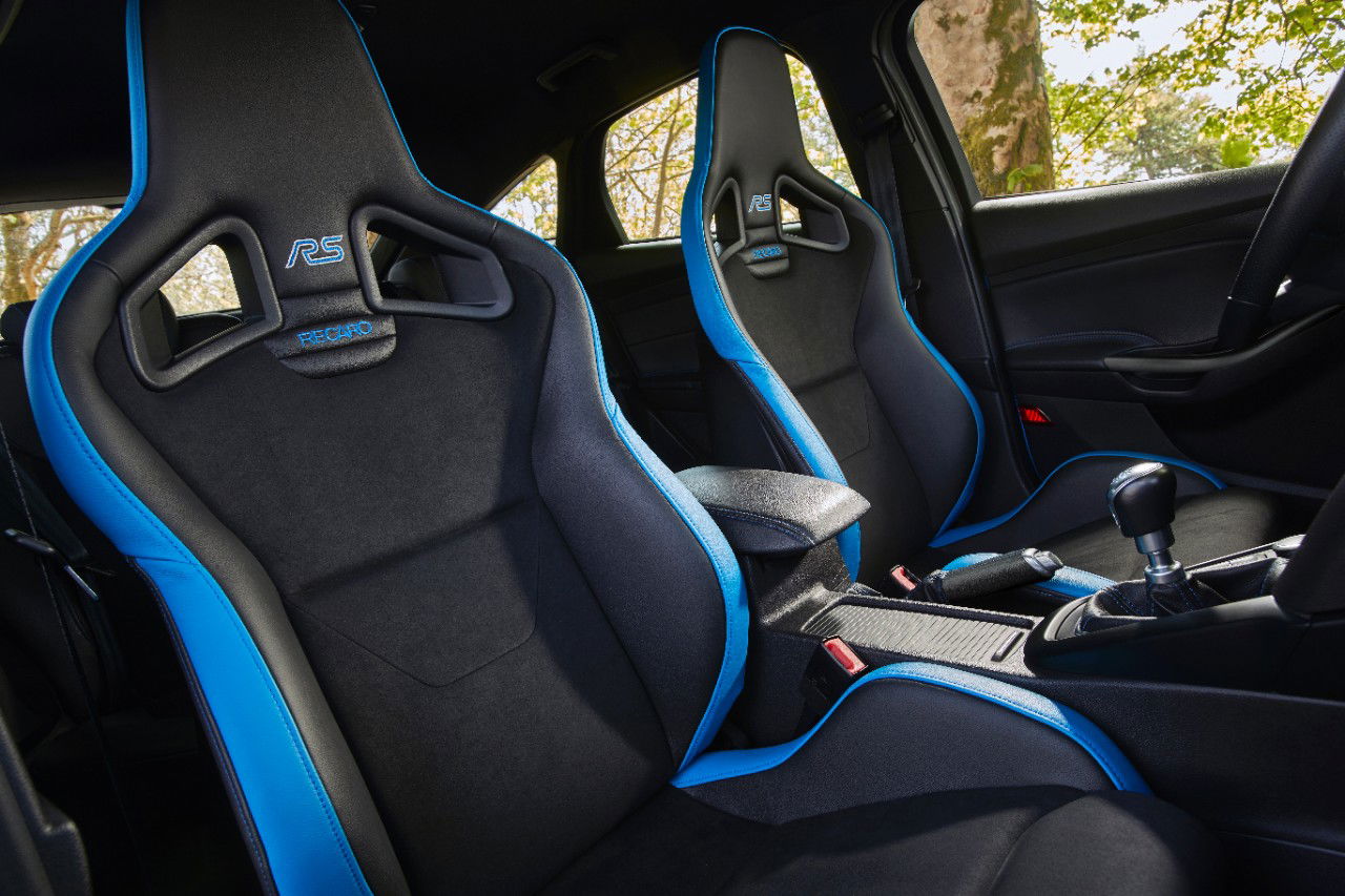 Asientos deportivos Recaro con detalles azules en un Focus RS