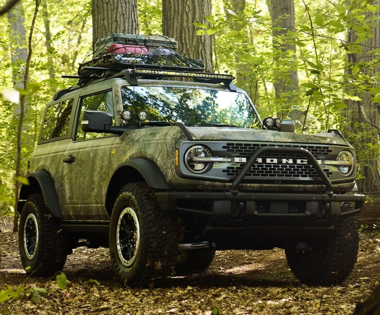 Ford Bronco Sasquatch en entorno selvático, presume su capacidad 4x4.