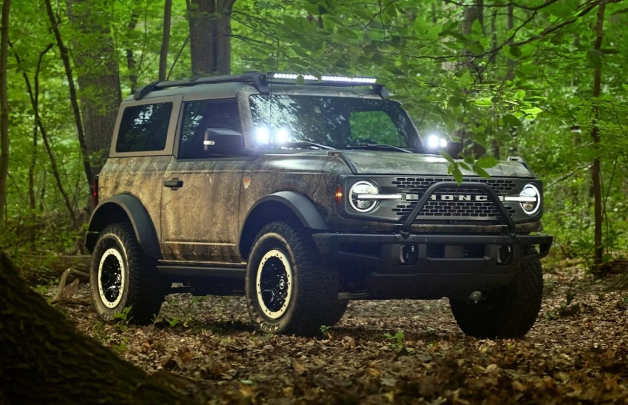 Ford Bronco Sasquatch, poderío 4x4 en entorno selvático