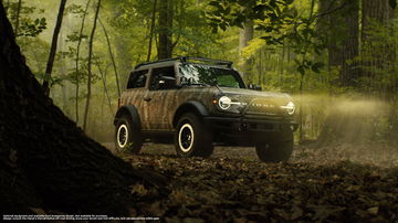 Ford Bronco Sasquatch dominando terrenos agrestes.