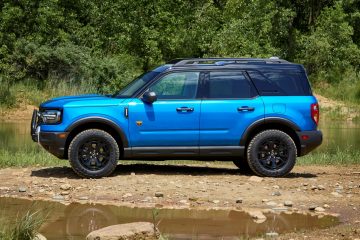 Vista lateral del renovado Ford Bronco Sport 2025 mostrando líneas robustas y neumáticos todoterreno.