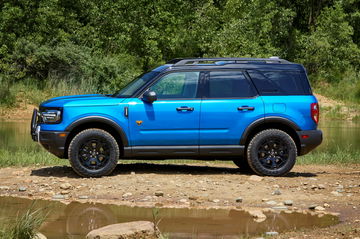 Vista lateral del renovado Ford Bronco Sport 2025 mostrando líneas robustas y neumáticos todoterreno.