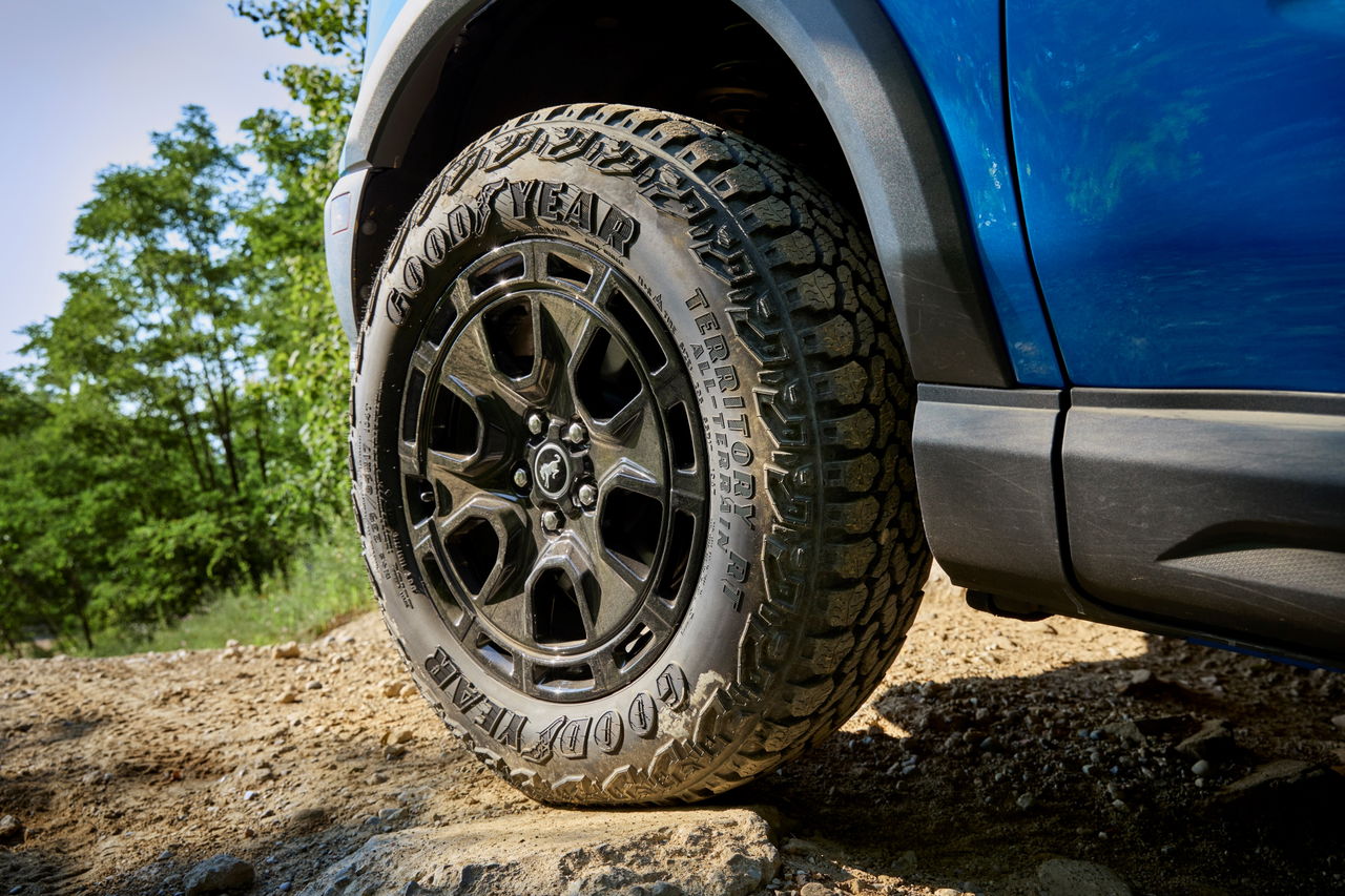 Vista lateral de neumático todoterreno del Ford Bronco Sport 2025