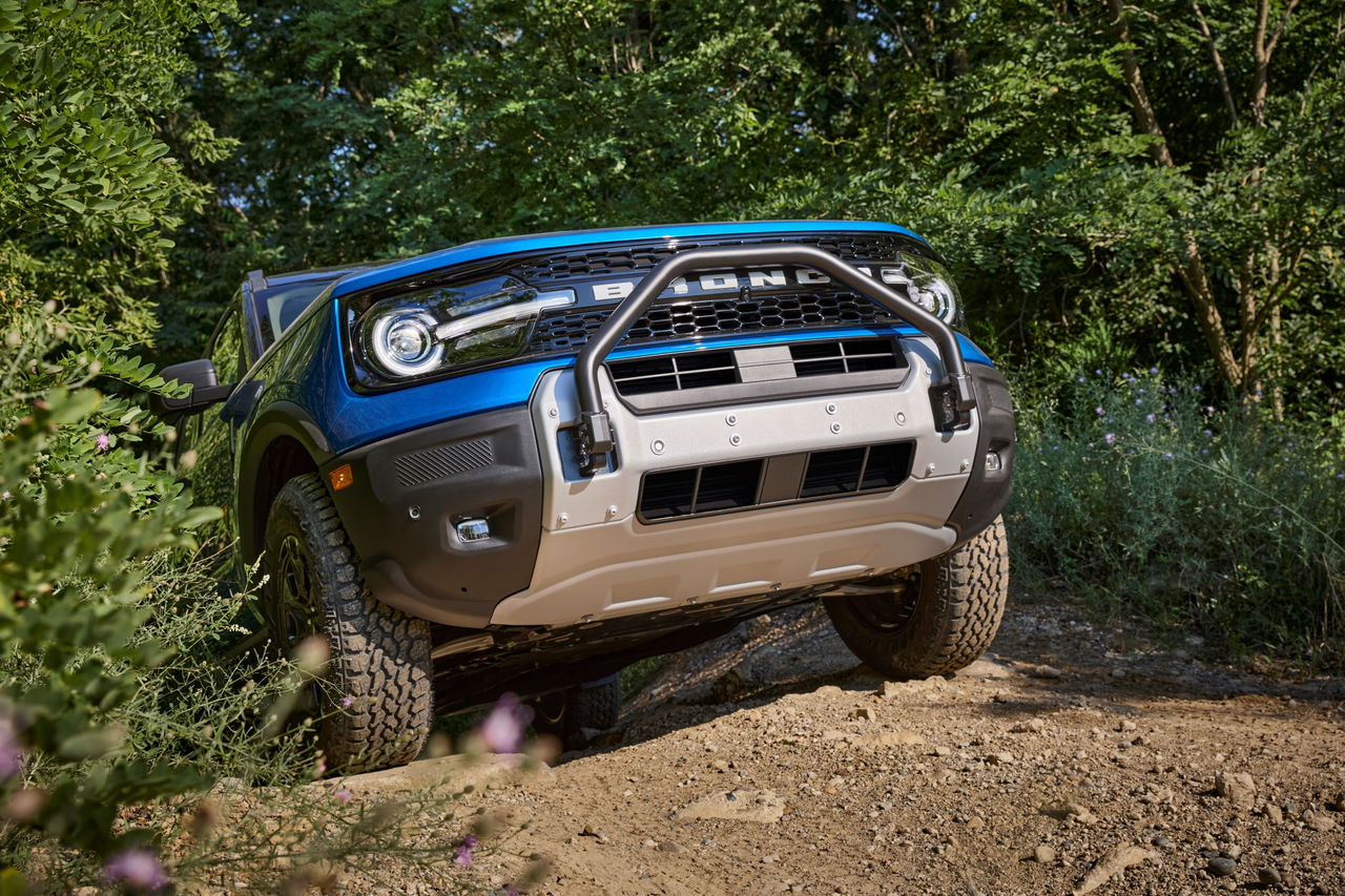 Vista dinámica del Ford Bronco Sport 2025 conquistando terreno agreste.