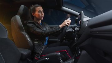 Vista dinámica del habitáculo del Ford Puma ST destacando asientos Recaro y acabados deportivos.