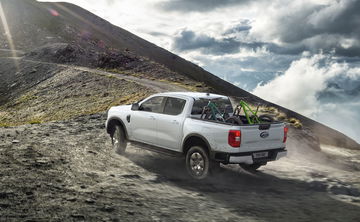 Nueva Ford Ranger PHEV Stormtrak mostrando su lado robusto en terreno escarpado.