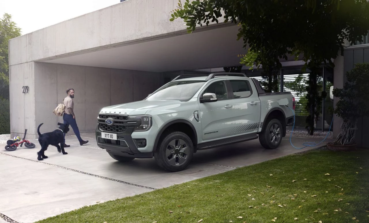 La robusta Ford Ranger PHEV Stormtrak en su hábitat natural, combina fuerza y eficiencia.