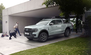 La robusta Ford Ranger PHEV Stormtrak en su hábitat natural, combina fuerza y eficiencia.