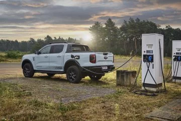 El Ford Ranger PHEV Stormtrak cargando, un hito en versatilidad todoterreno.