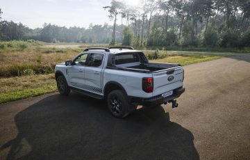 Vista lateral del Ford Ranger PHEV Stormtrak en entorno natural