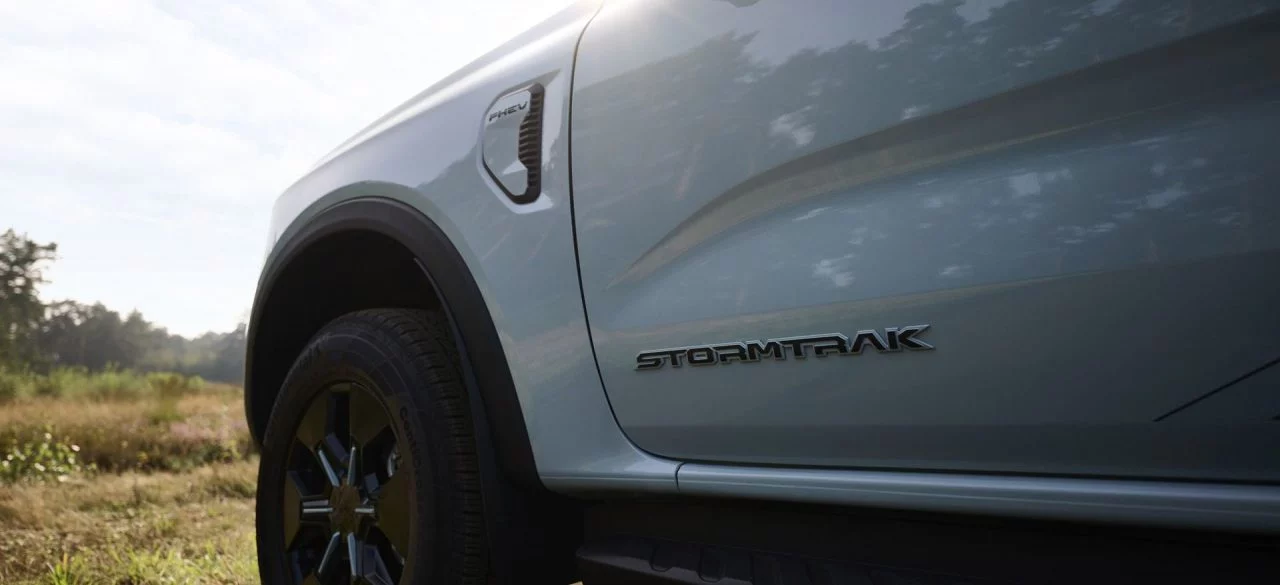 Vista lateral enfocando la robustez y diseño del Ford Ranger PHEV Stormtrak.