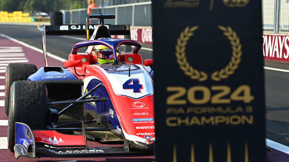 Leonardo Fornaroli posando con su monoplaza tras coronarse campeón de Formula 3