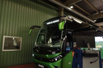 Vista delantera y lateral de un autobús escolar durante inspección ITV