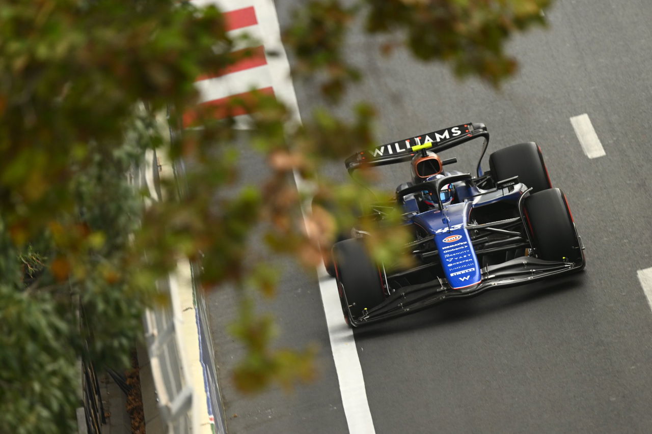 Charles Leclerc en su Ferrari alcanza la pole position en Bakú.