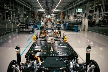 Vista de la cadena de montaje en una fábrica automotriz alemana