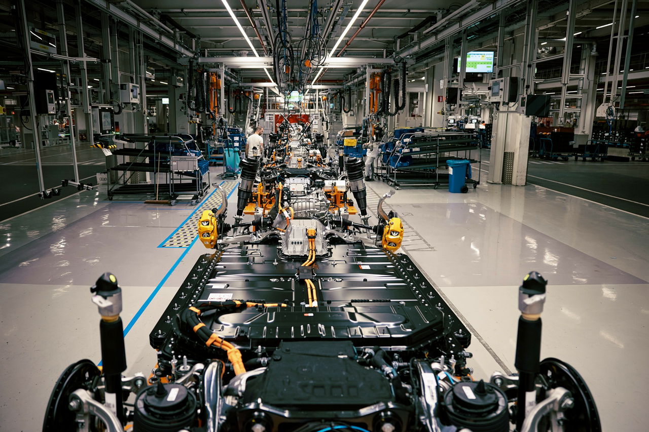 Vista de la cadena de montaje en una fábrica automotriz alemana