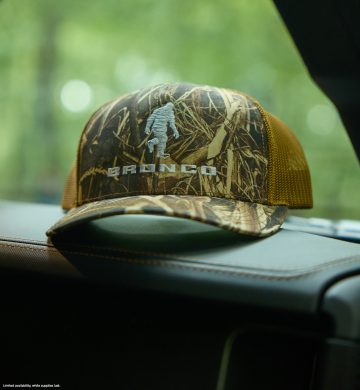 Gorra con camuflaje sobre el salpicadero de un Ford Bronco.