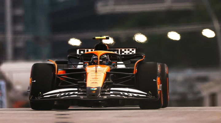 Lando Norris obtiene Pole Position iluminando la noche de Singapur.