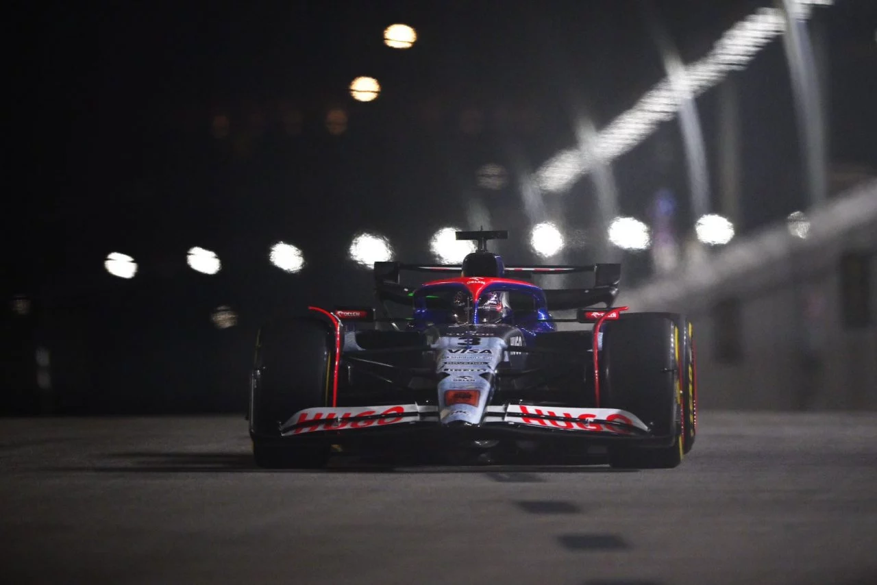 Bólido de F1 bajo luces nocturnas en práctica libre, Singapur 2024