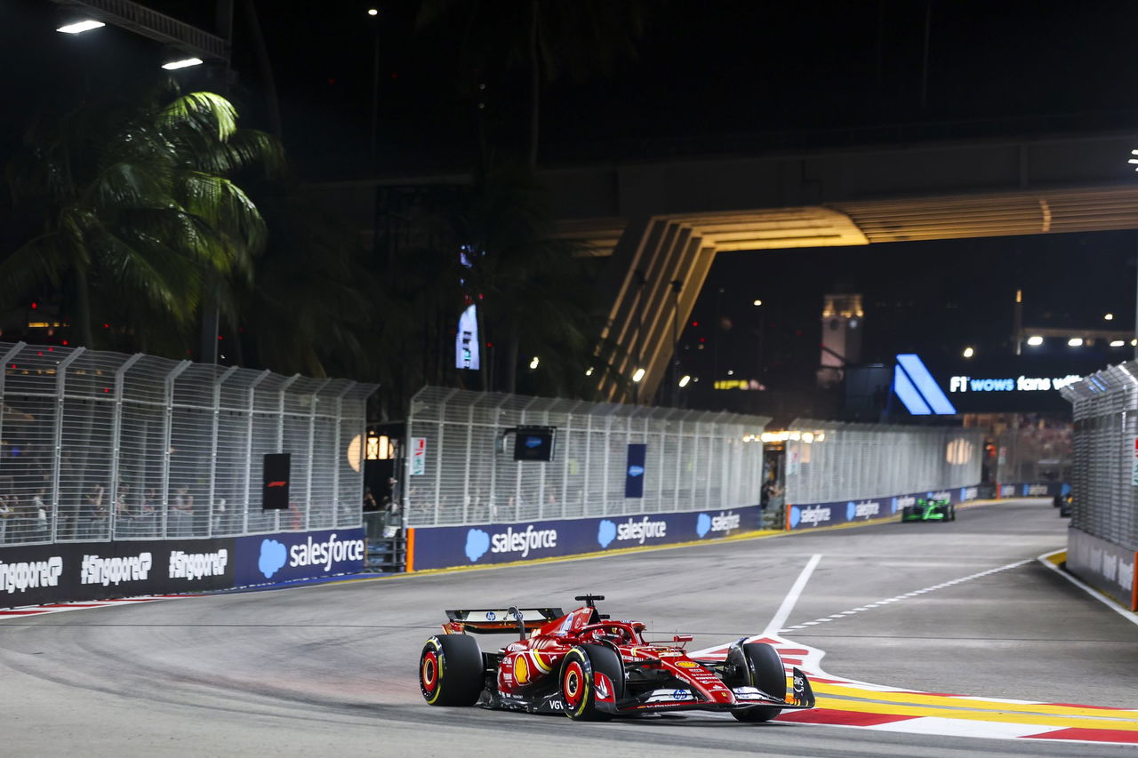 Bólido de F1 en sesión nocturna de prácticas en Singapur