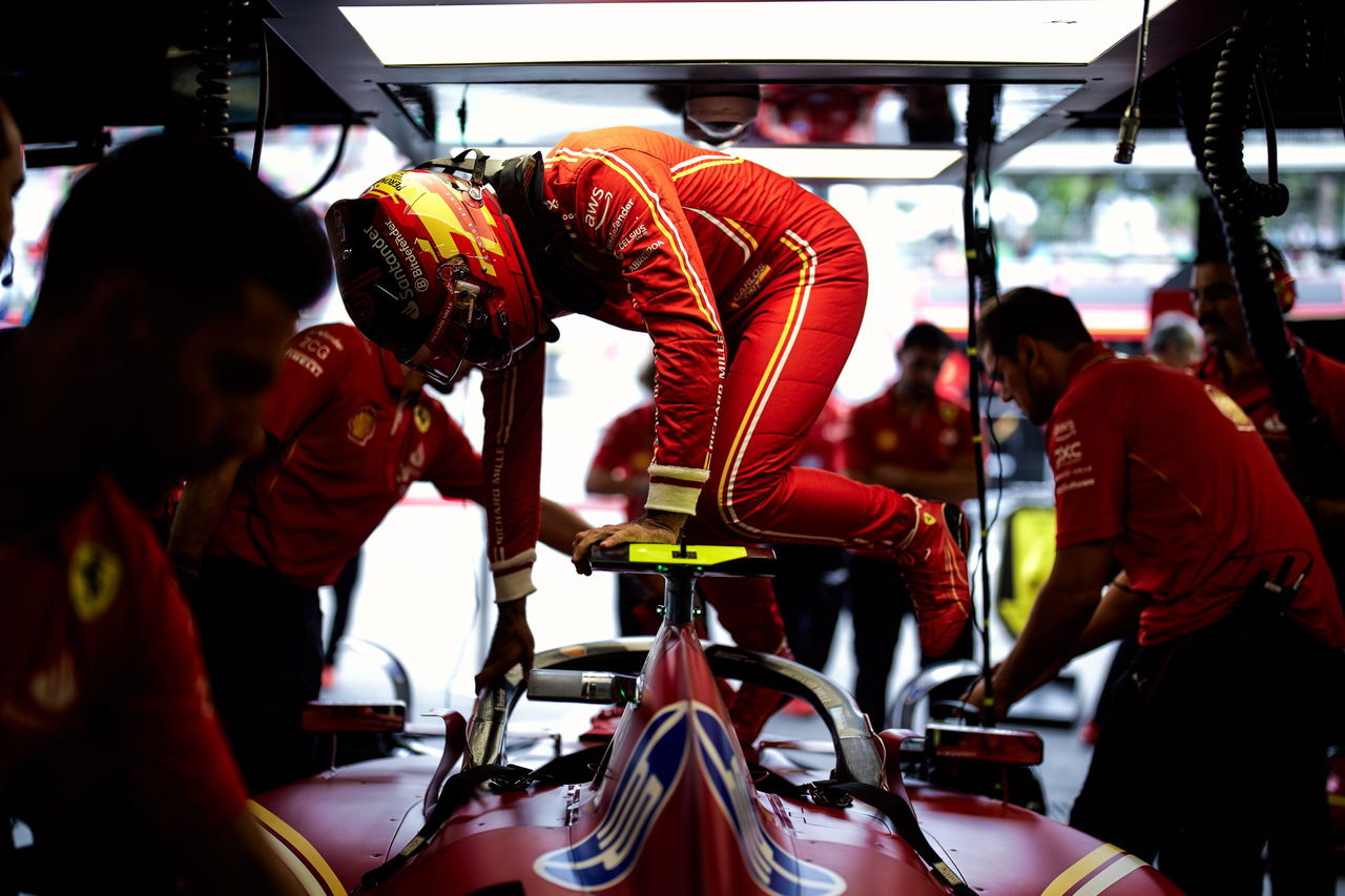 Piloto de Ferrari ingresando al monoplaza en boxes