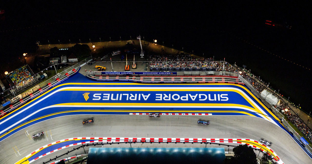 Vista aérea nocturna del circuito iluminado de Singapur, competición en curso.