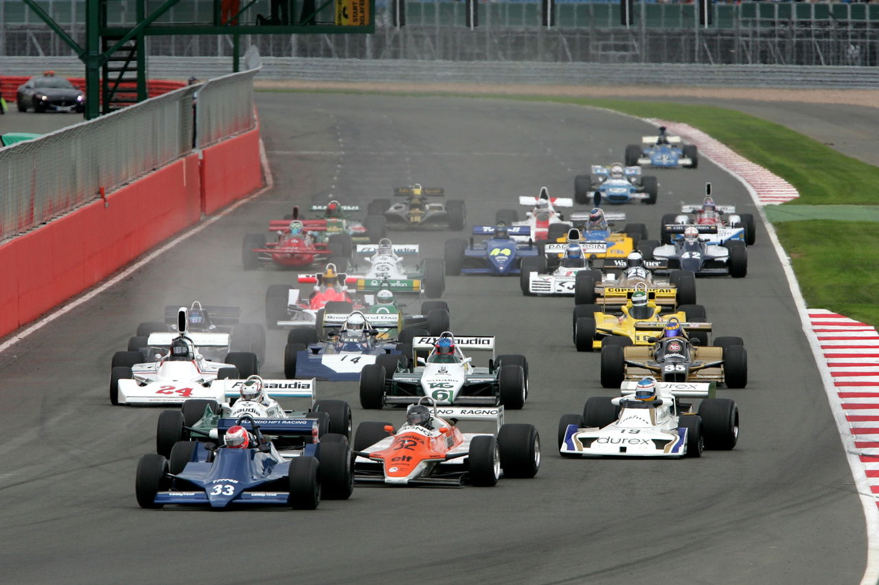 Parrilla de salida del Grand Prix Masters, con leyendas del automovilismo.