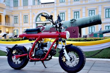 Una Gunner 50 expuesta con un cañón histórico al fondo, destacando su diseño lateral.