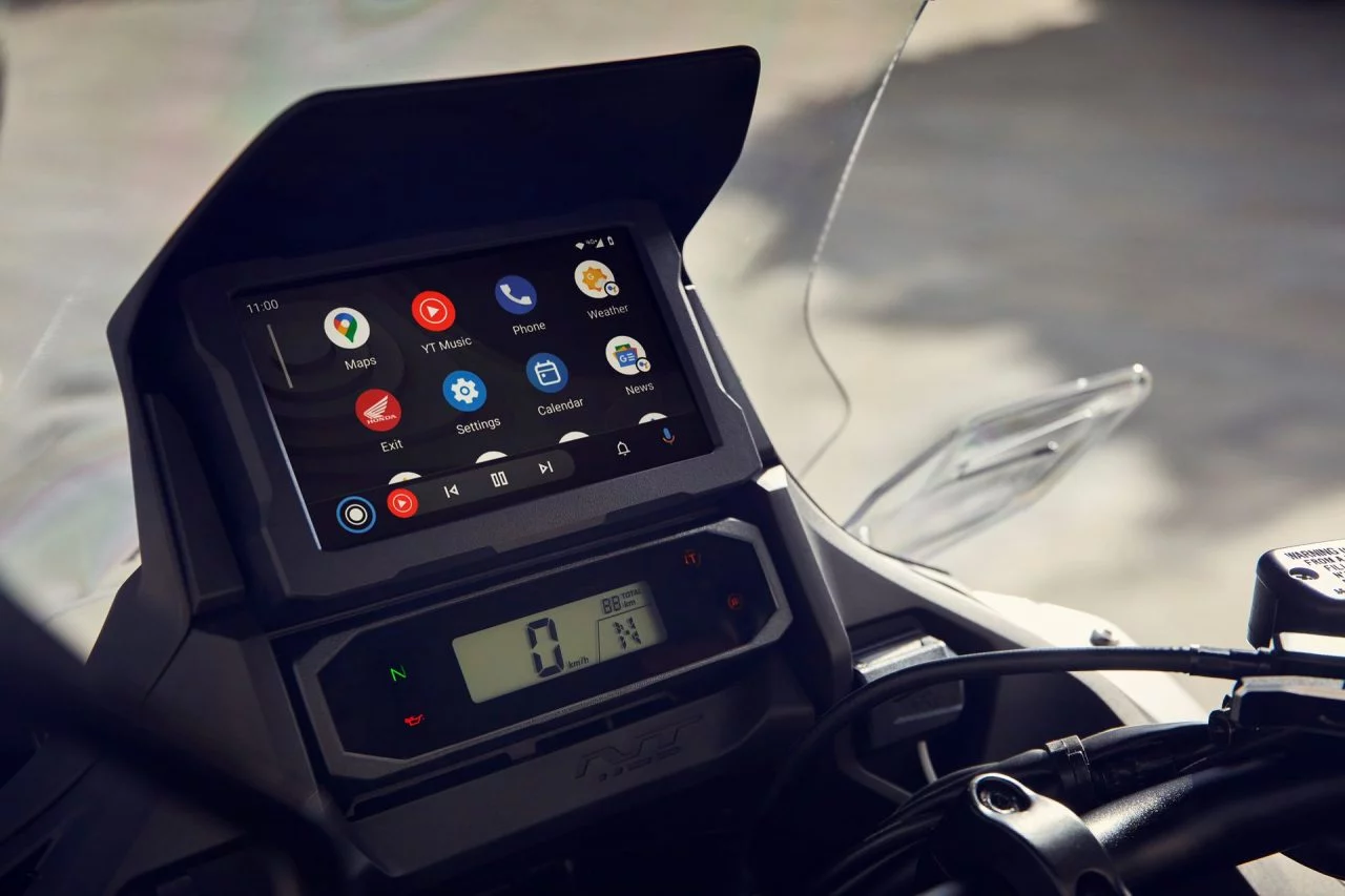 Vista del cuadro de instrumentos de la Honda NT1100 con Apple CarPlay.