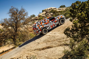 Honda Passport Trailsport abordando con destreza un terreno escarpado.