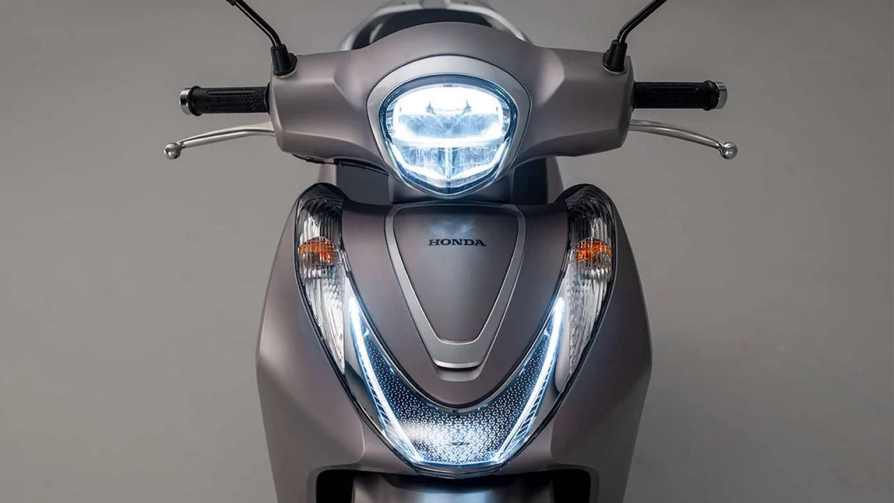 Honda SH Mode 125 muestra un diseño delantero elegante y funcional.